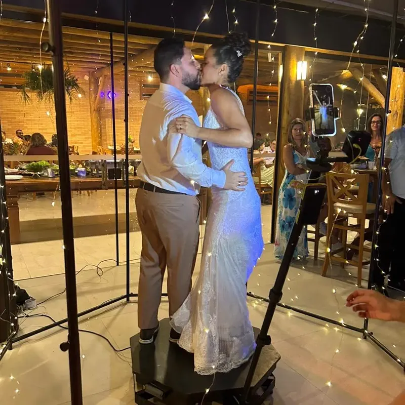 Noivos se beijando na plataforma 360