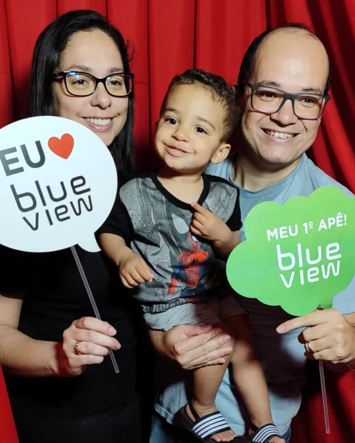 Família com plaquinhas da marca em evento de empresa