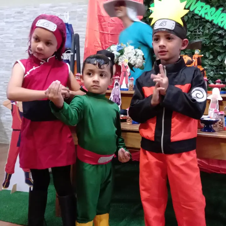 Crianças fantasiadas em festa infantil