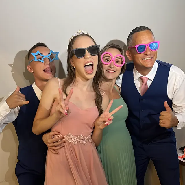 Convidadas com adereços na cabine